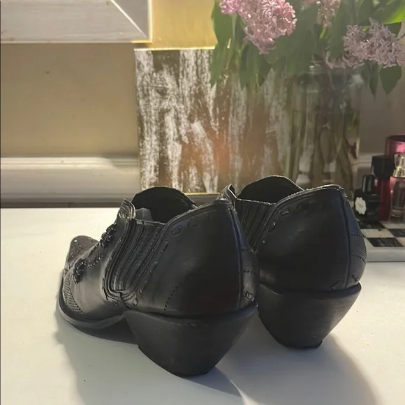 Black Leather Cowboy Boots with Pointed Toe and Decorative Stitching - Picture 7 of 16